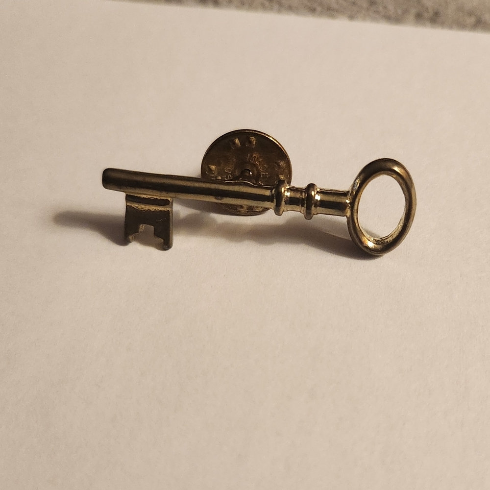 Vintage Skeleton Key Brooch Pin